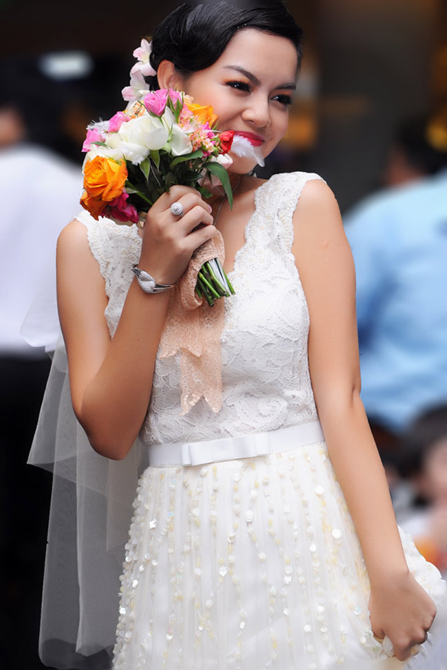 Đám cưới của Quỳnh Anh khiến những khách mời cũng cảm thấy xúc động vì tình cảm chú rể dành cho cô dâu quá lãng mạn và chân thành.